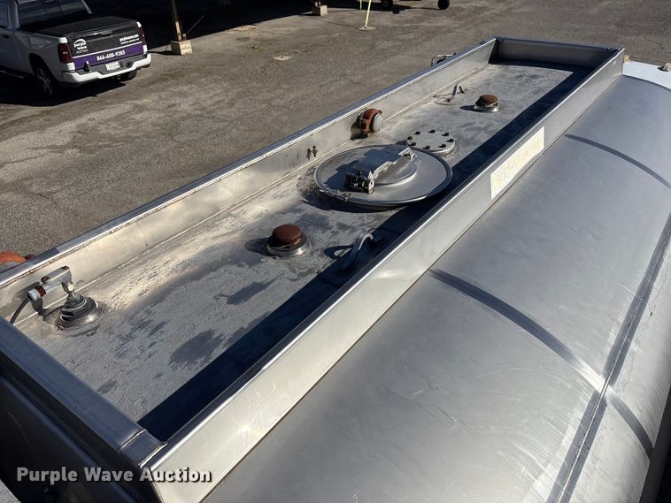 image for item FI0101 1990 Ford F700 fuel truck