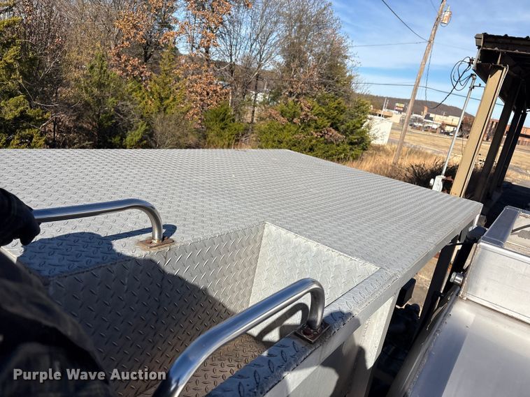 image for item FI0101 1990 Ford F700 fuel truck