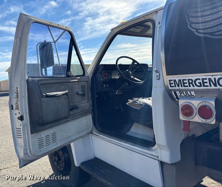 image for item FI0101 1990 Ford F700 fuel truck