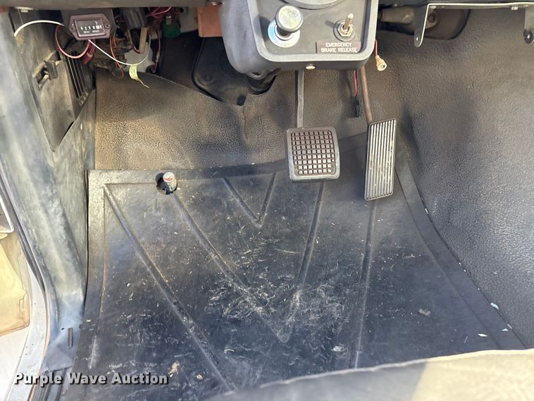 image for item FI0101 1990 Ford F700 fuel truck