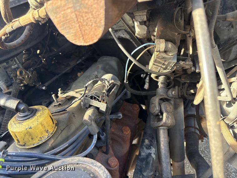 image for item FI0101 1990 Ford F700 fuel truck