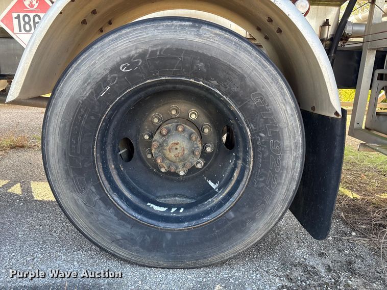 image for item FI0101 1990 Ford F700 fuel truck