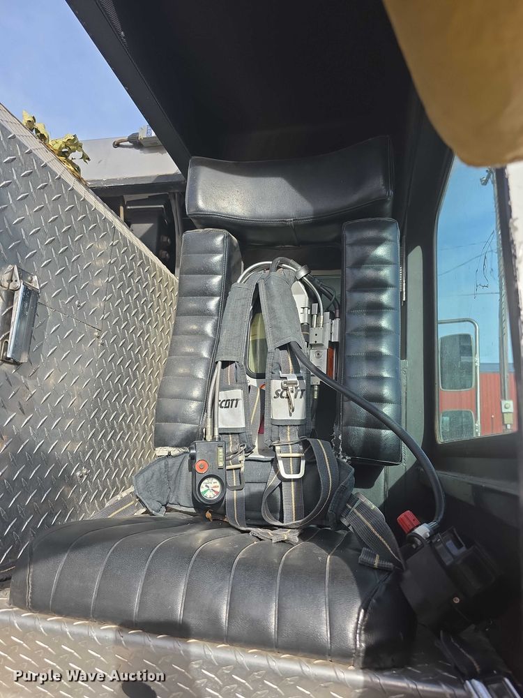 image for item FI0689 1986 Grumman 453886 Duplex ladder fire truck