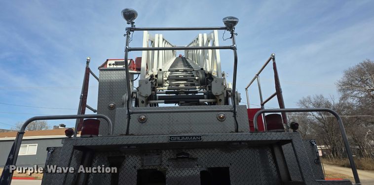 image for item FI0689 1986 Grumman 453886 Duplex ladder fire truck