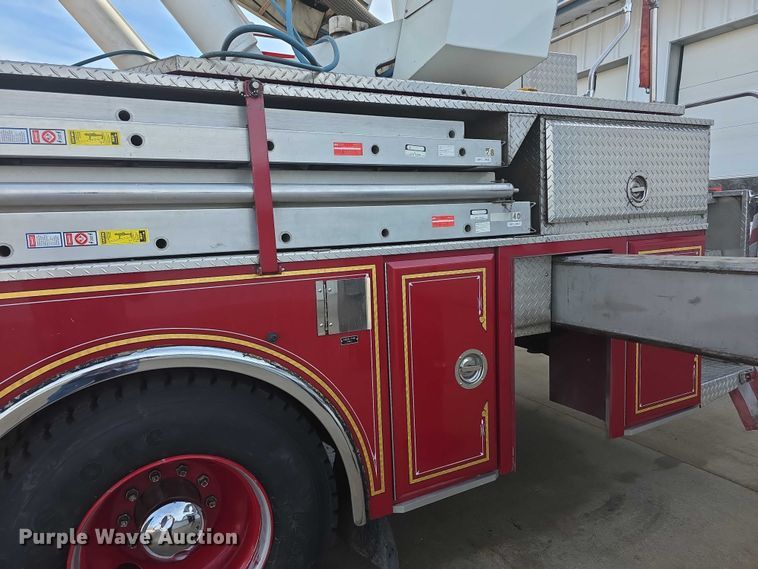 image for item FI0689 1986 Grumman 453886 Duplex ladder fire truck