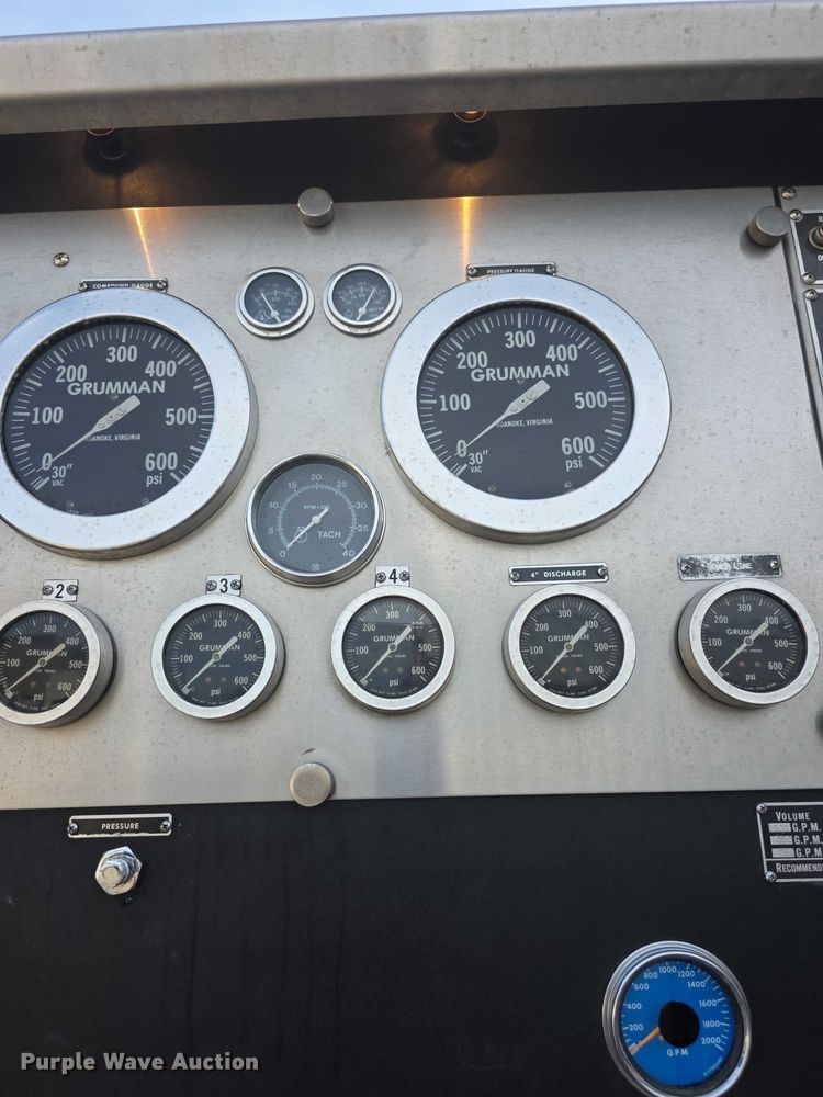 image for item FI0689 1986 Grumman 453886 Duplex ladder fire truck