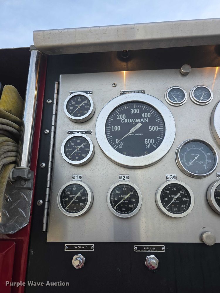 image for item FI0689 1986 Grumman 453886 Duplex ladder fire truck