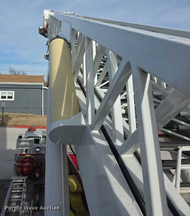 image for item FI0689 1986 Grumman 453886 Duplex ladder fire truck