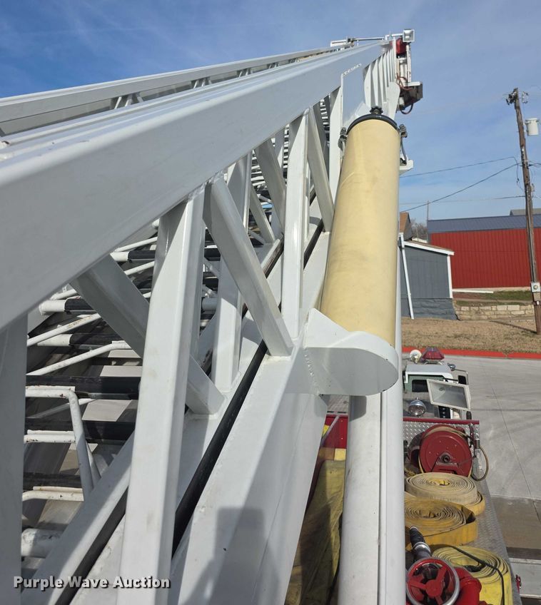 image for item FI0689 1986 Grumman 453886 Duplex ladder fire truck