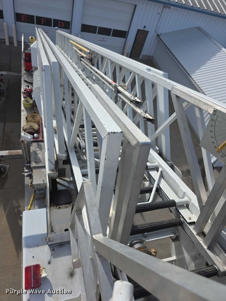 image for item FI0689 1986 Grumman 453886 Duplex ladder fire truck