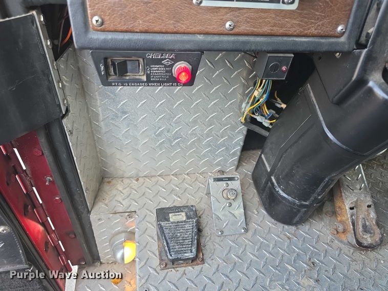 image for item FI0689 1986 Grumman 453886 Duplex ladder fire truck