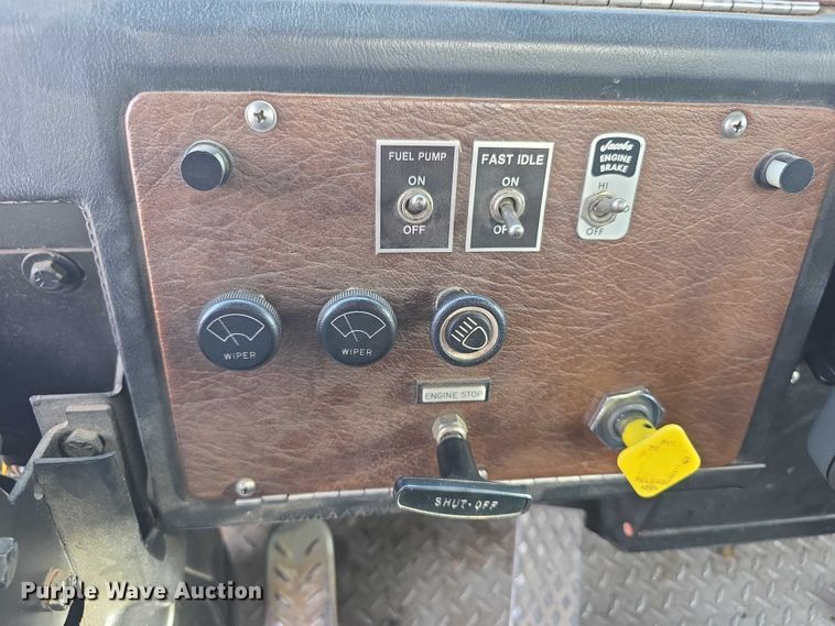 image for item FI0689 1986 Grumman 453886 Duplex ladder fire truck