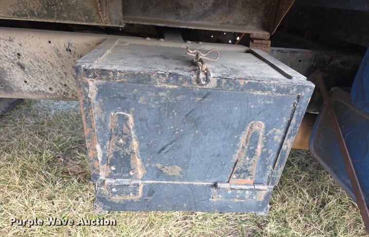 image for item FI0759 1978 Ford F600 dump flatbed truck