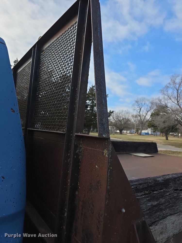 image for item FI0759 1978 Ford F600 dump flatbed truck