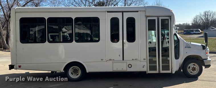 image for item FK0889 2018 Ford E450 Super Duty shuttle bus