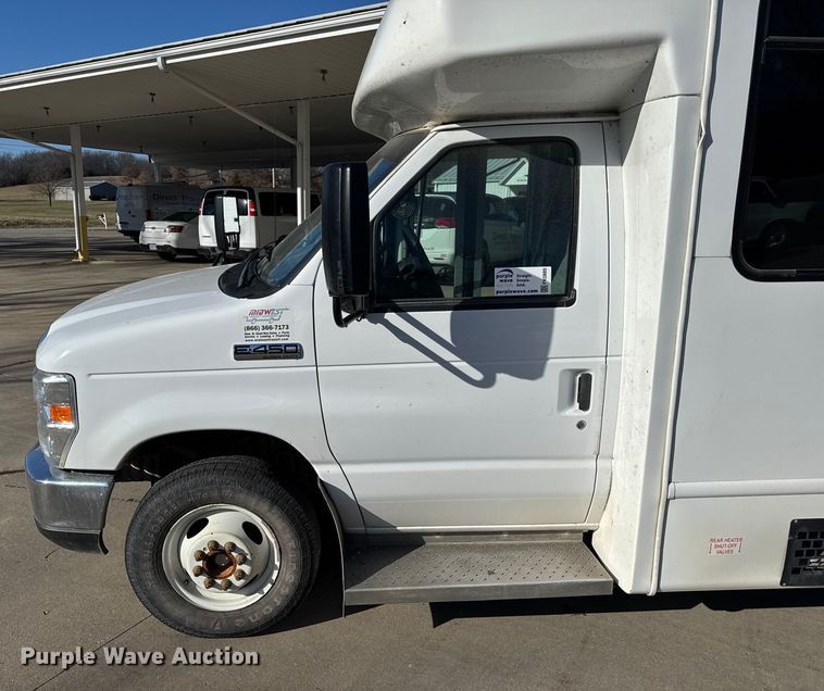 image for item FK0889 2018 Ford E450 Super Duty shuttle bus
