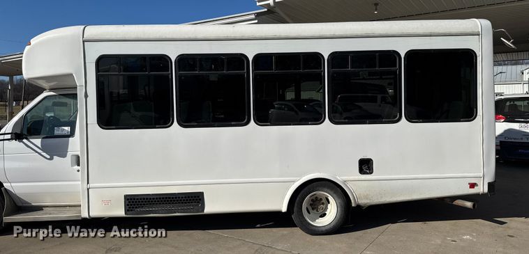 image for item FK0889 2018 Ford E450 Super Duty shuttle bus