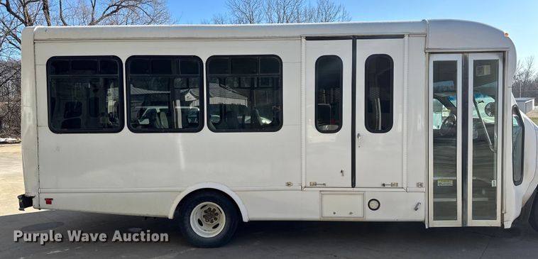 image for item FK0889 2018 Ford E450 Super Duty shuttle bus