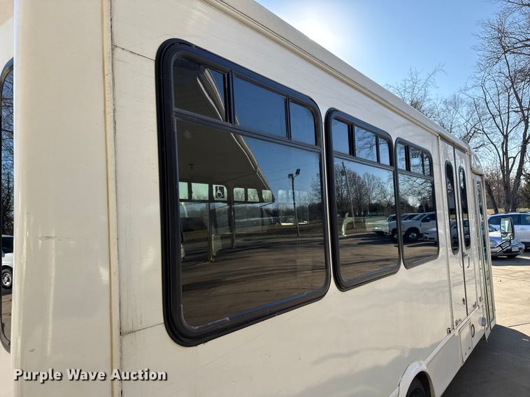 image for item FK0889 2018 Ford E450 Super Duty shuttle bus