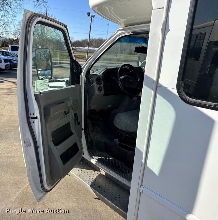 image for item FK0889 2018 Ford E450 Super Duty shuttle bus