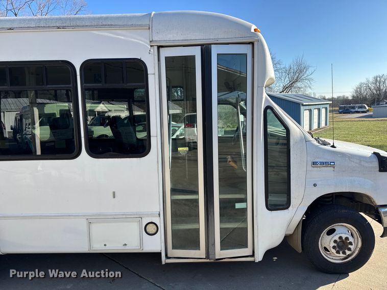 image for item FK0894 2015 Ford E350 shuttle bus