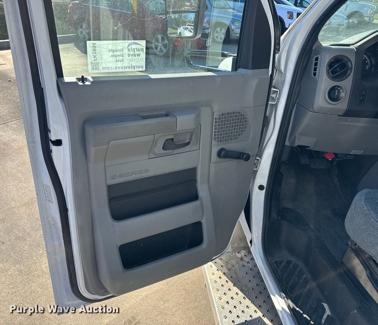 image for item FK0894 2015 Ford E350 shuttle bus