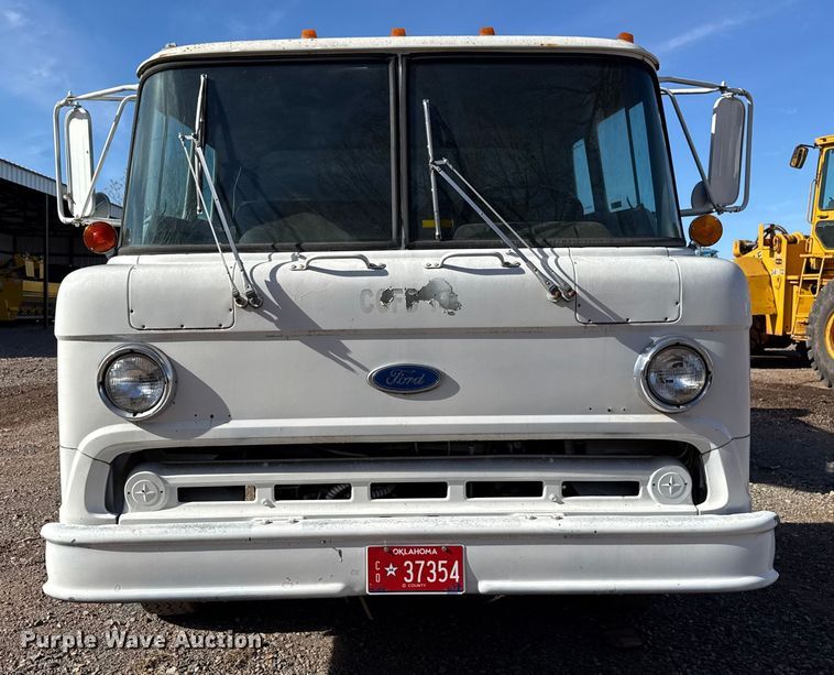 image for item HW9136 1986 Ford F800 dump truck