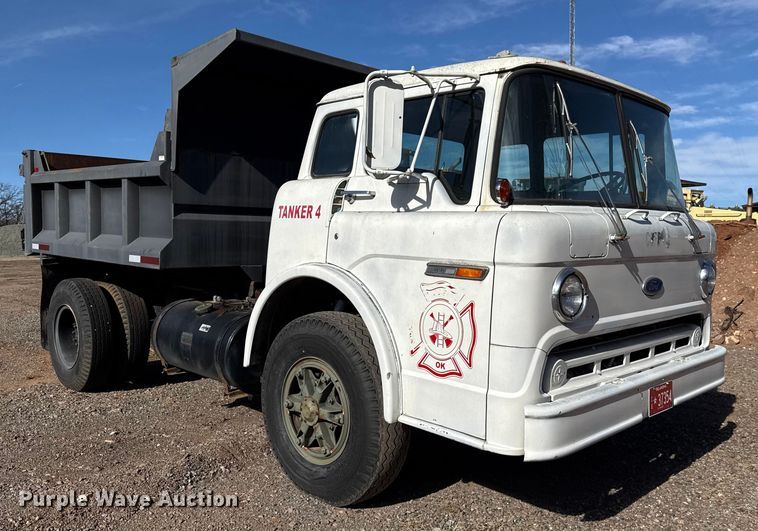 image for item HW9136 1986 Ford F800 dump truck