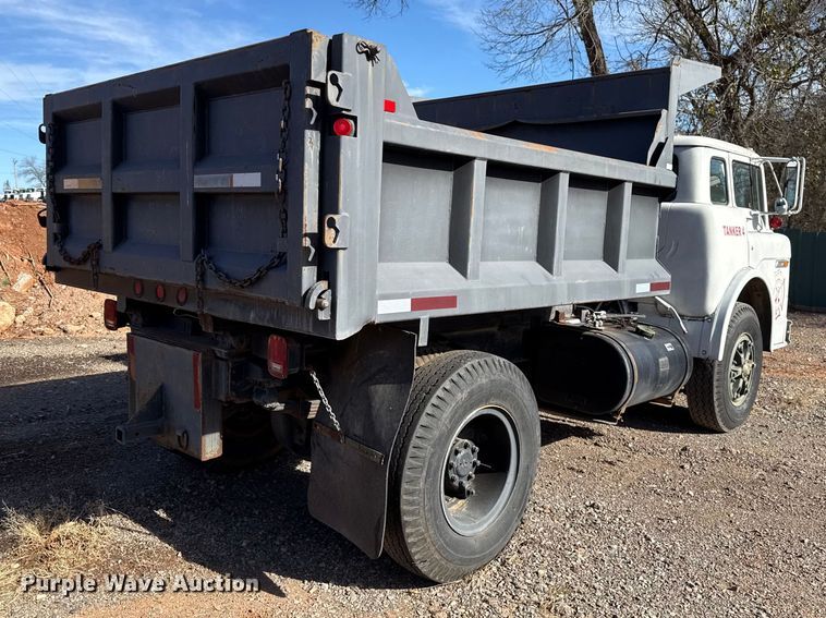 image for item HW9136 1986 Ford F800 dump truck