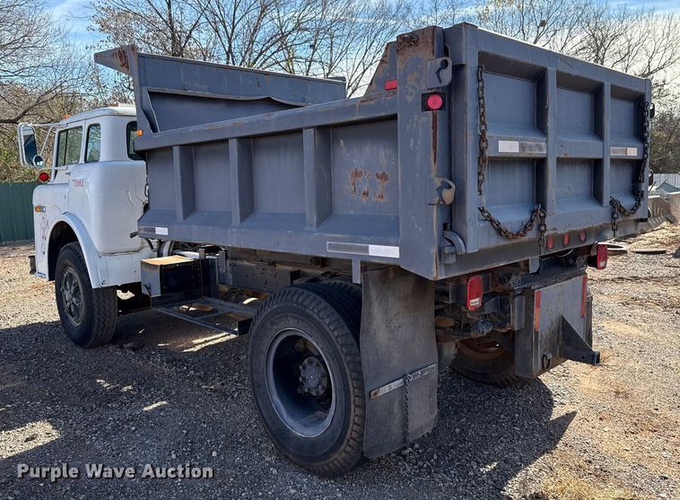 image for item HW9136 1986 Ford F800 dump truck