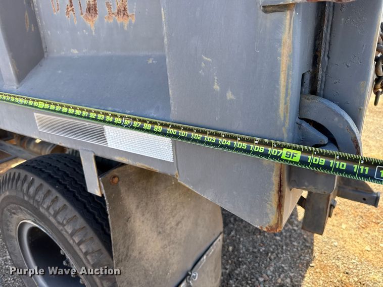 image for item HW9136 1986 Ford F800 dump truck