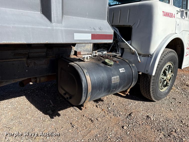 image for item HW9136 1986 Ford F800 dump truck