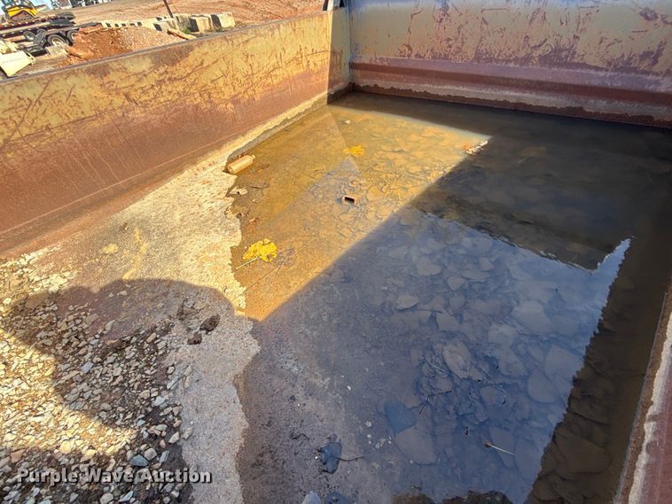 image for item HW9136 1986 Ford F800 dump truck