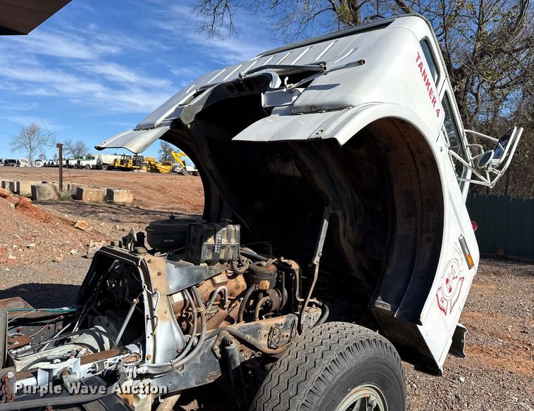 image for item HW9136 1986 Ford F800 dump truck