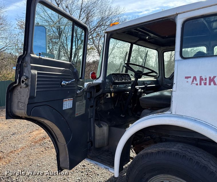 image for item HW9136 1986 Ford F800 dump truck