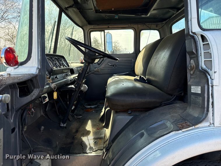 image for item HW9136 1986 Ford F800 dump truck