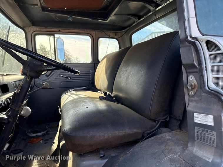 image for item HW9136 1986 Ford F800 dump truck