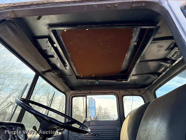 image for item HW9136 1986 Ford F800 dump truck