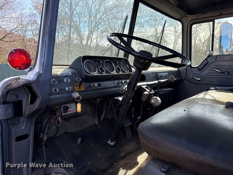 image for item HW9136 1986 Ford F800 dump truck