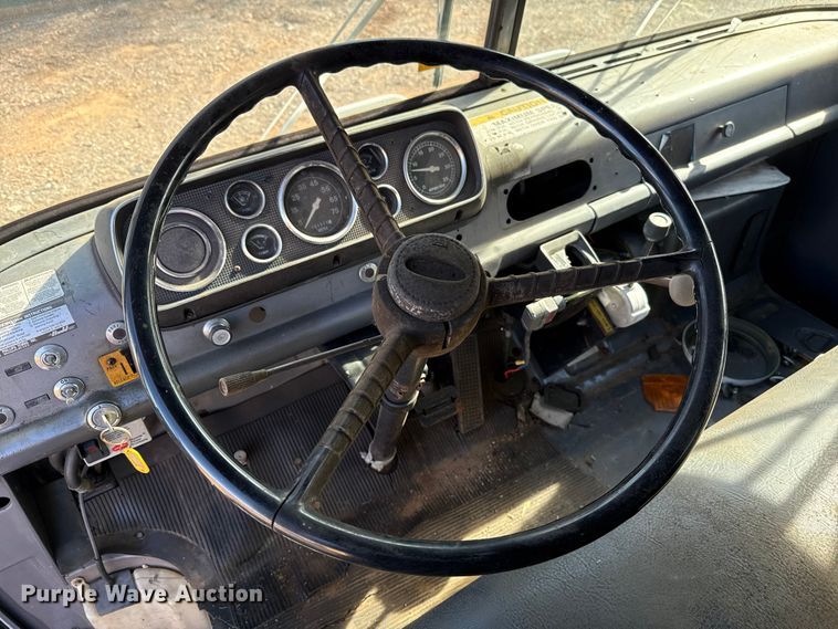 image for item HW9136 1986 Ford F800 dump truck