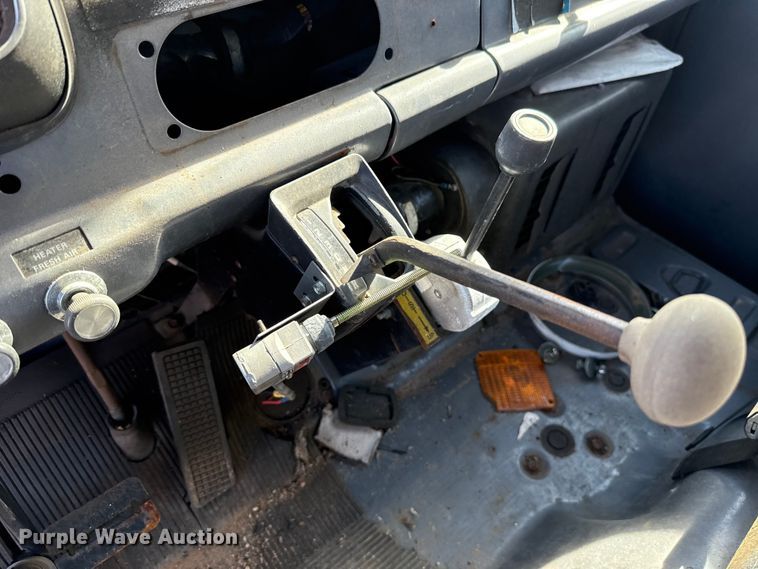 image for item HW9136 1986 Ford F800 dump truck