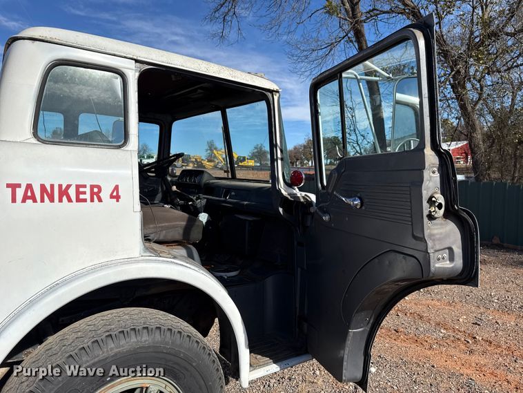 image for item HW9136 1986 Ford F800 dump truck