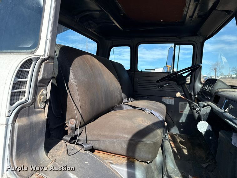 image for item HW9136 1986 Ford F800 dump truck