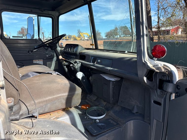 image for item HW9136 1986 Ford F800 dump truck