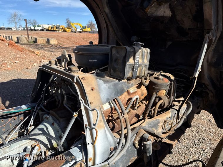 image for item HW9136 1986 Ford F800 dump truck