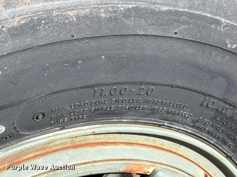 image for item HW9136 1986 Ford F800 dump truck