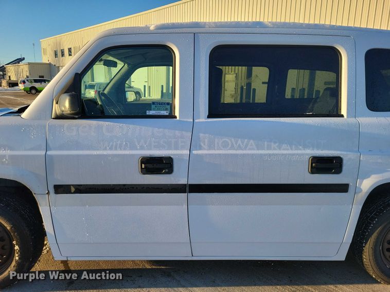 image for item NO9841 2014 MV1 handicap accessible van