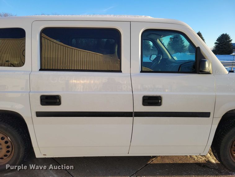image for item NO9841 2014 MV1 handicap accessible van