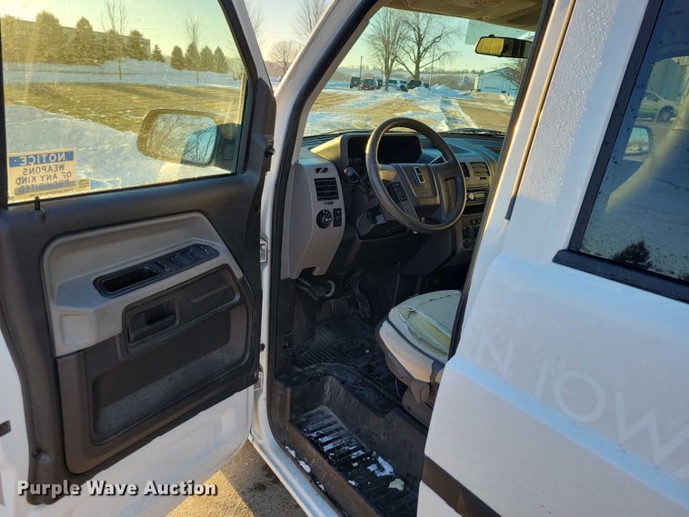 image for item NO9841 2014 MV1 handicap accessible van