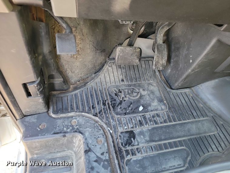 image for item NO9841 2014 MV1 handicap accessible van